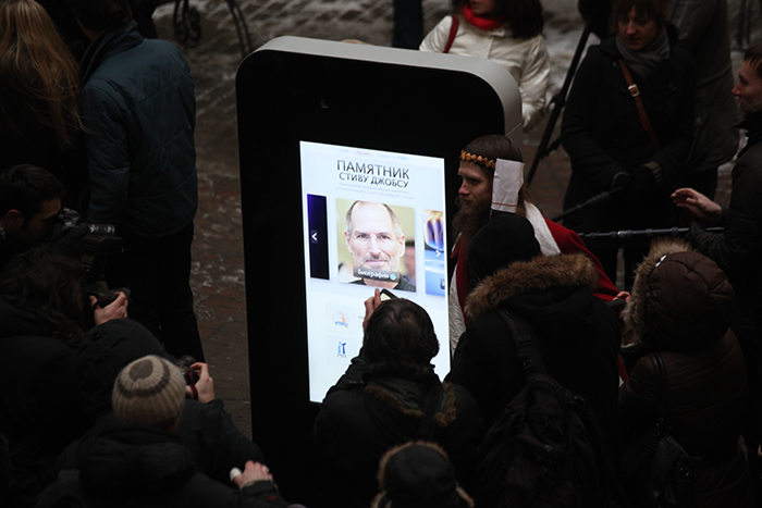 В Петербурге появился гигантский iPhone