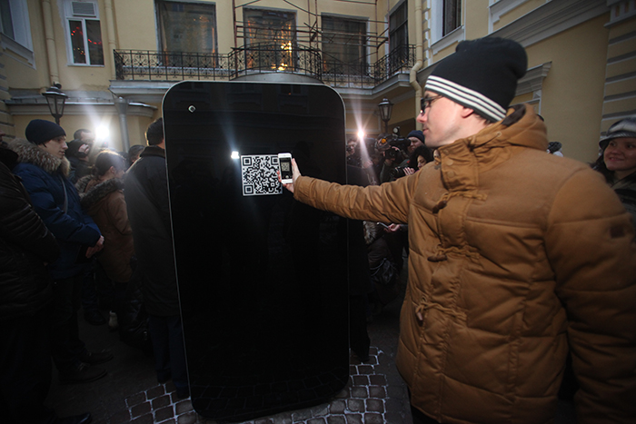 В Петербурге появился гигантский iPhone